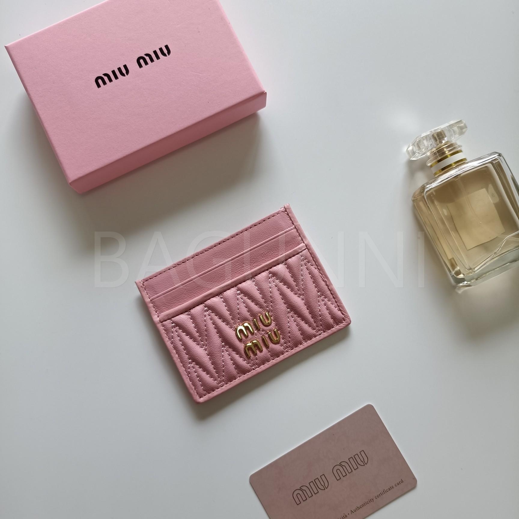 미우미우 마테라쎄 카드지갑