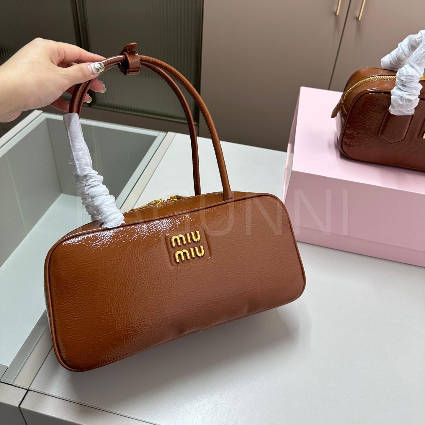 미우미우 페이턴트 미니 볼링백