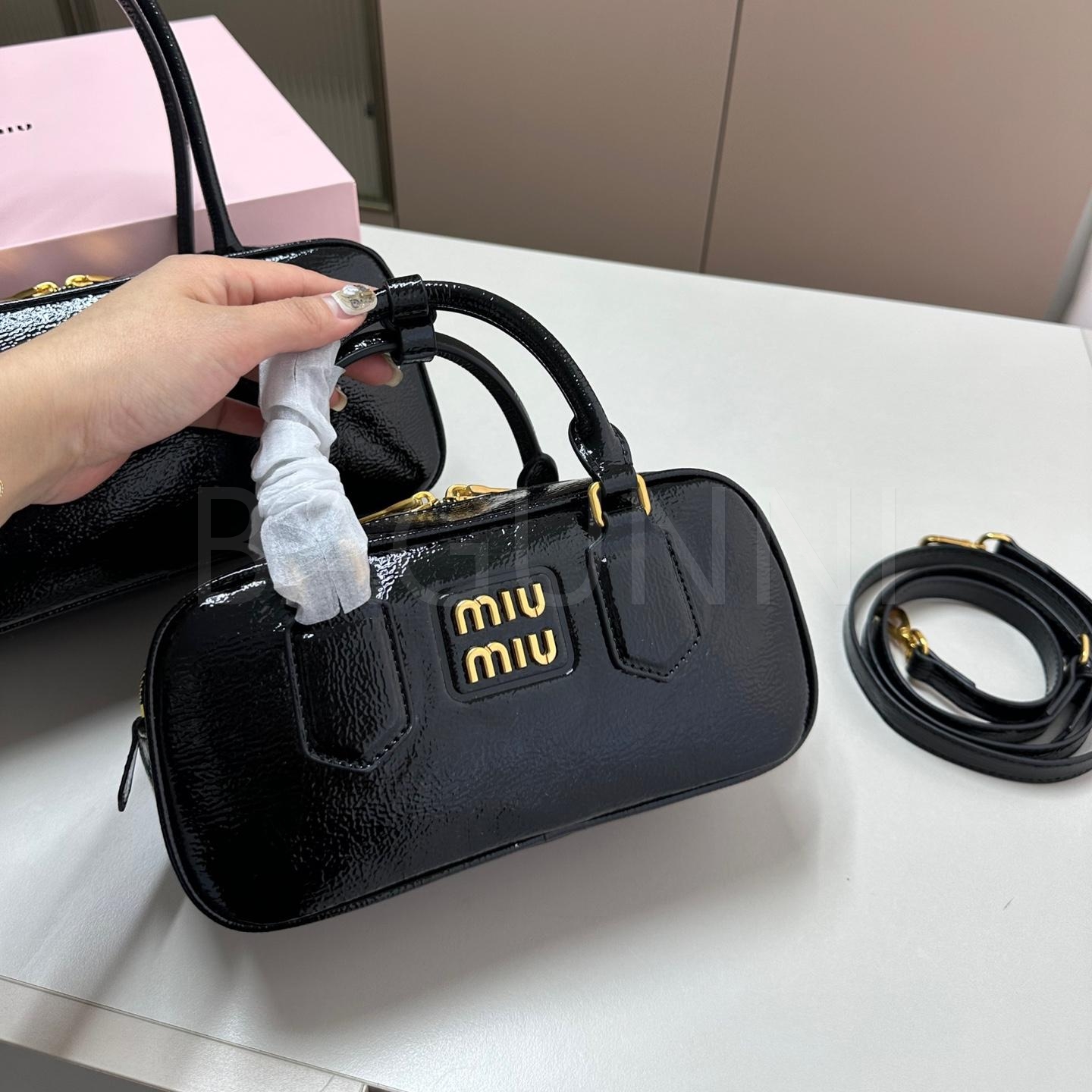 미우미우 스웨이드 미니 볼링백