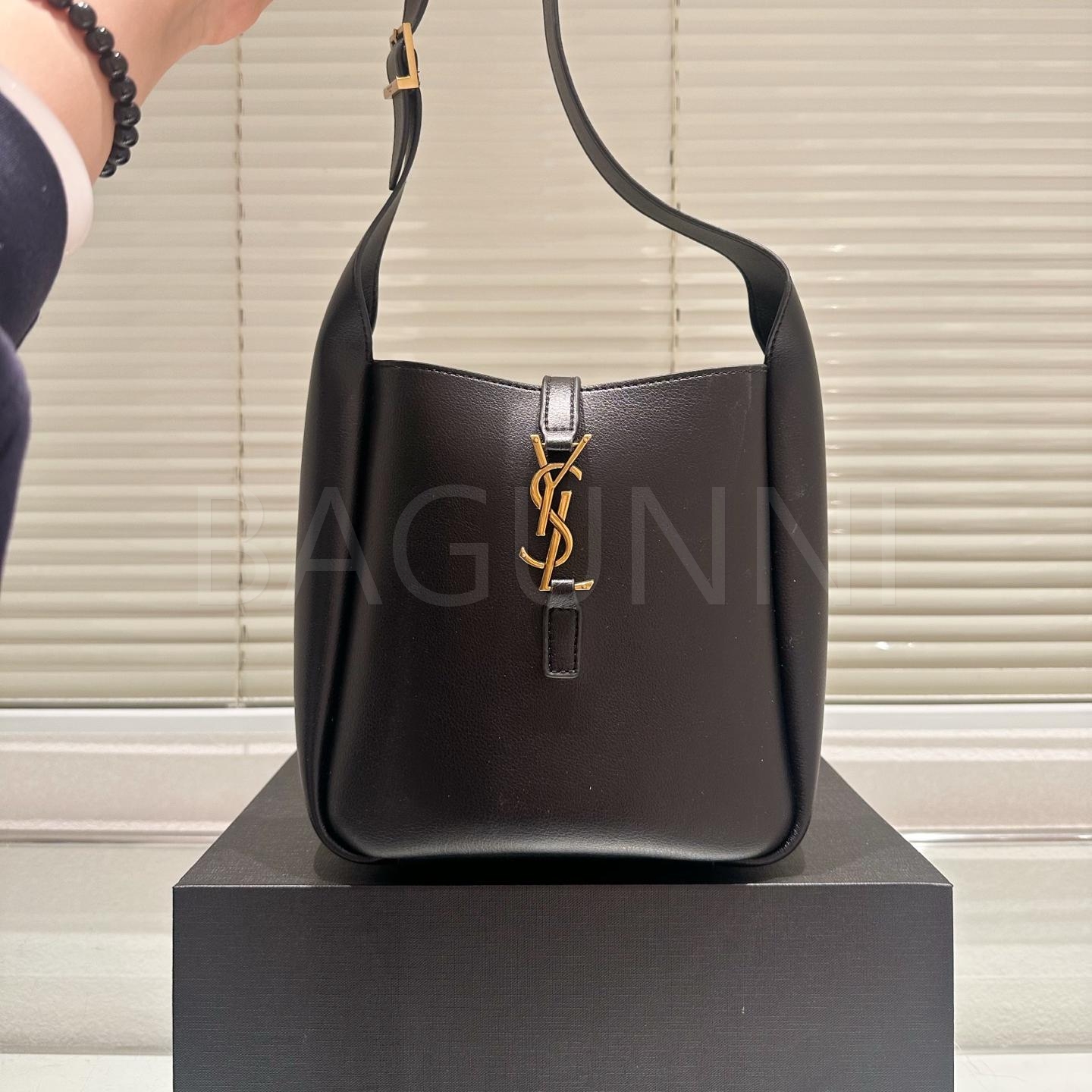 YSL 로고 숄더백