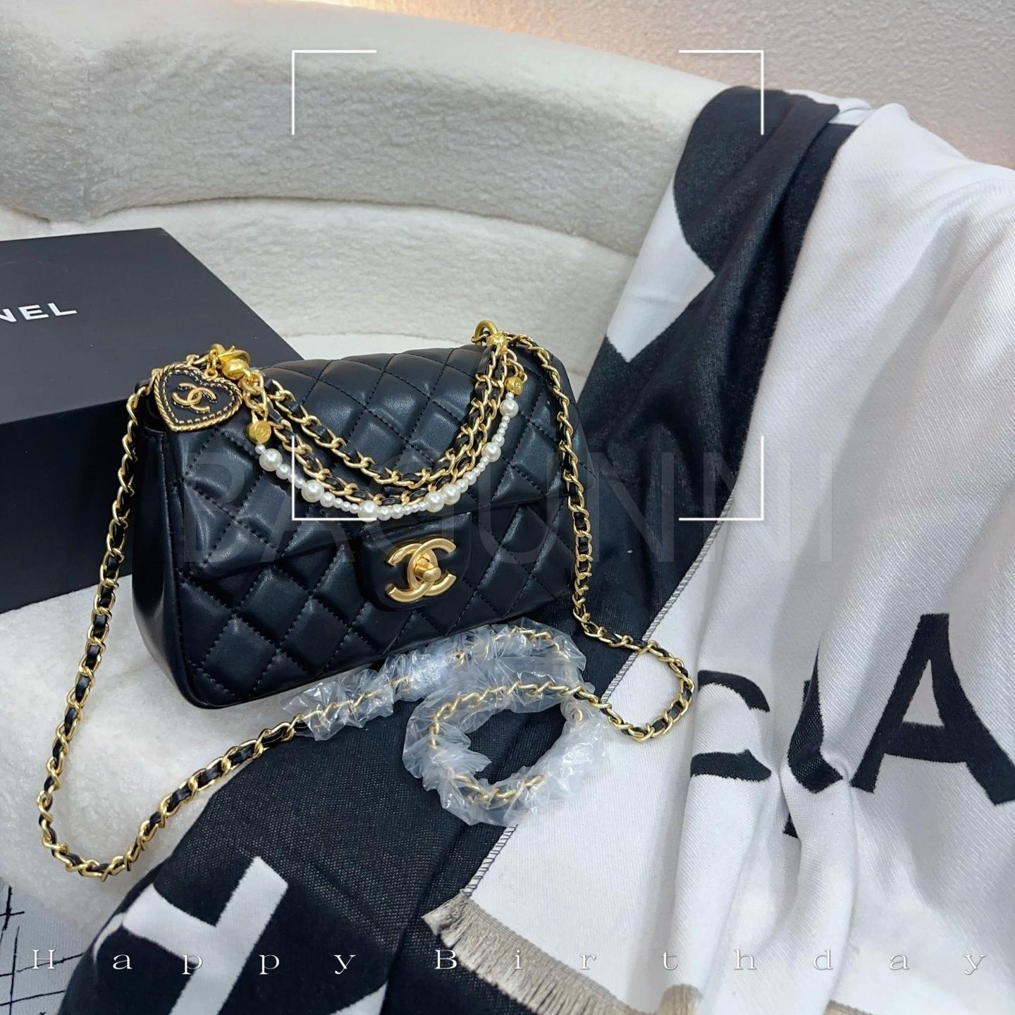 샤넬 클래식 플랩 펄 체인 미니백