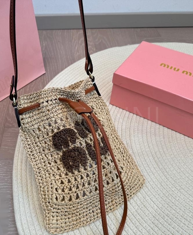 미우미우 라피아 토트백