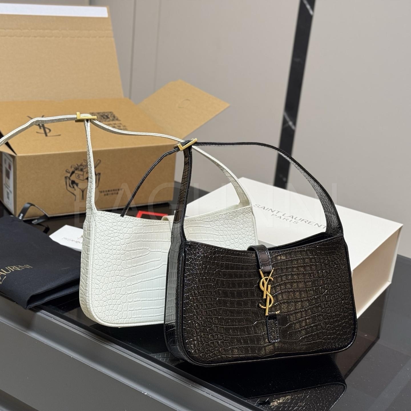 YSL 레더 숄더백